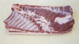 Грудинка Свиная на кости с/ш  охл.1кг Агро белогорье